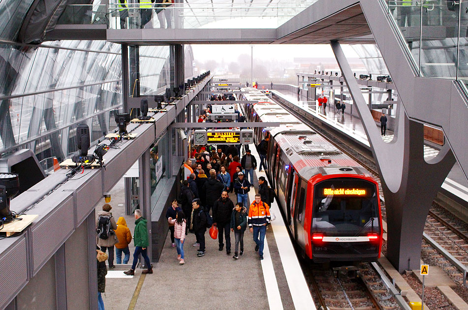 Der Bahnhof Elbbrücken der Hamburger Hochbahn mit einem DT5