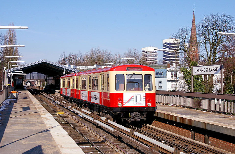 Der Hochbahn Hanseat ein Partywagen vom Typ DT1 in der Haltestelle Uhlandstraße mit der St. Gertrud Kirche