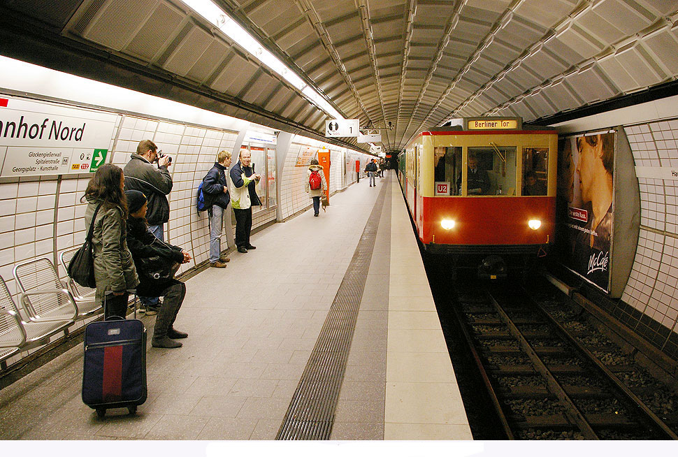 Hochbahn Museumswagen TU1 - 8838 in der Haltestelle Hauptbahnhof Nord