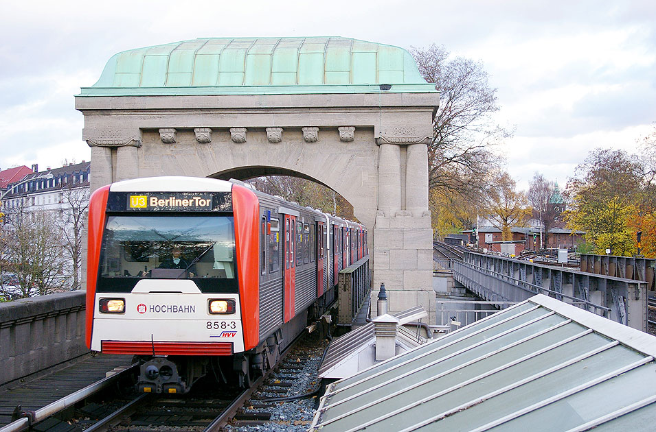 U-Bahn Haltestelle Kellinghusenstraße mit einem DT3