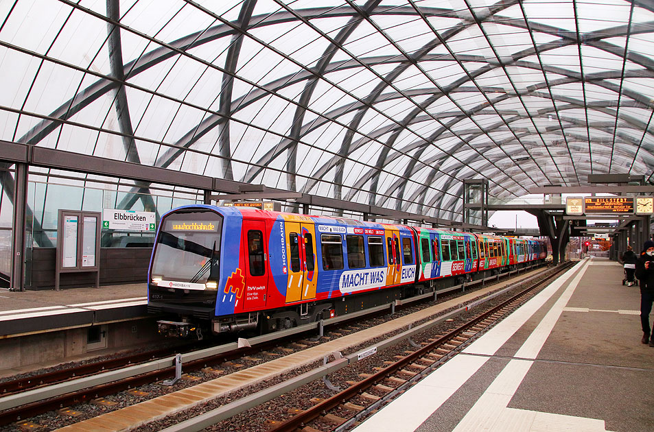 Werbezug für HVV Switch im Bahnhof Elbbrücken der Hamburger Hochbahn