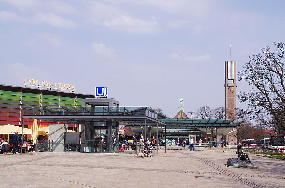 Die UBahn Haltestelle Wandsbek Markt mit Busbahnhof in