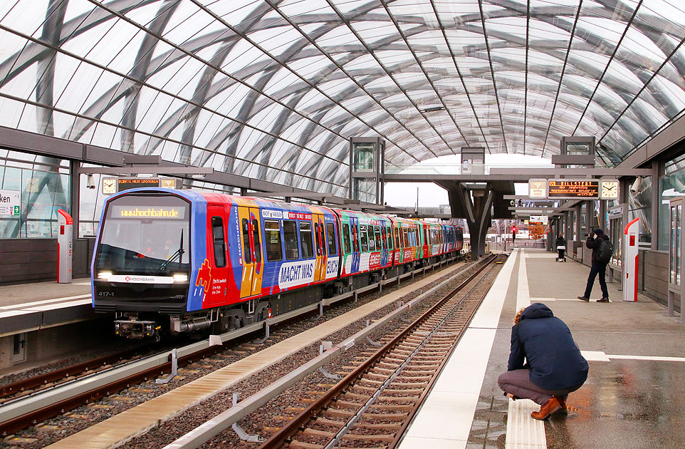 Werbezug für HVV Switch im Bahnhof Elbbrücken der Hamburger Hochbahn