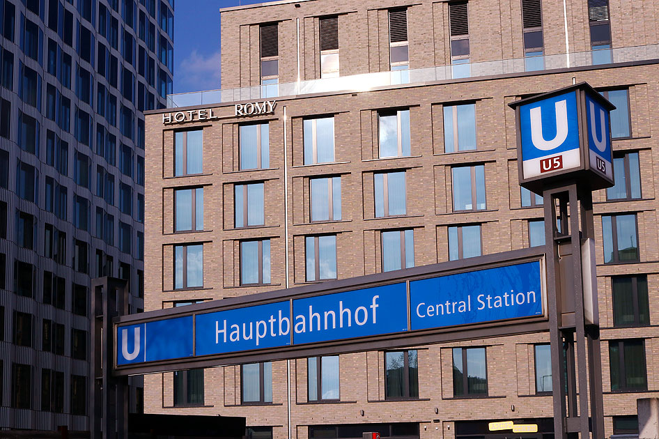 Ein Bahnhofsschild der U-Bahn in Berlin am Hauptbahnhof