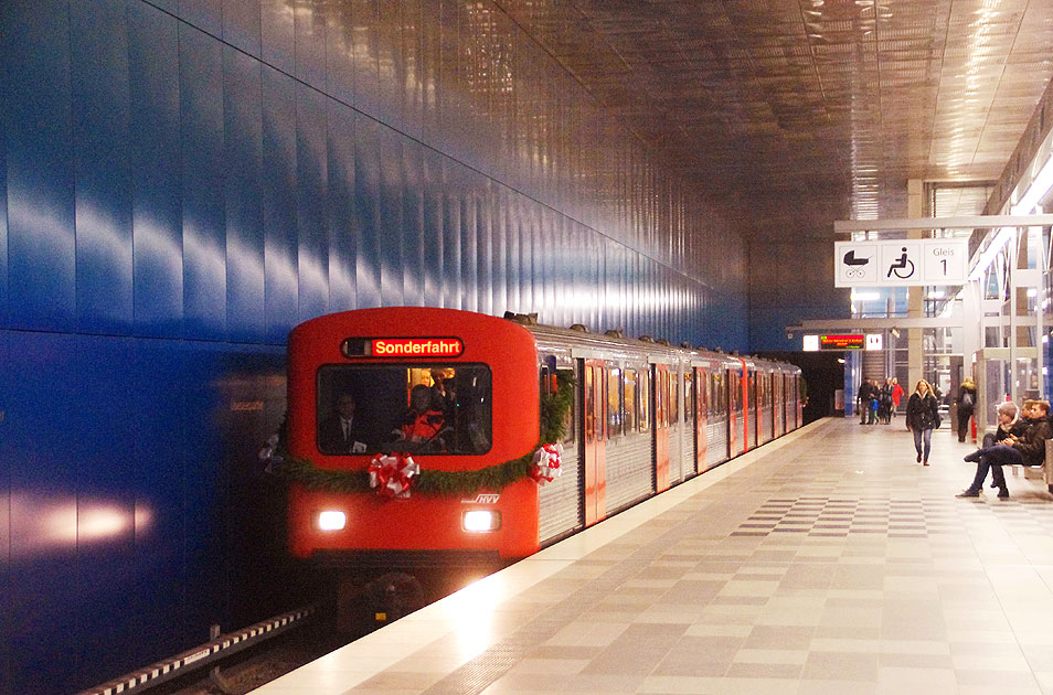 Hochbahn DT2 im Bahhof Überseequartier in der Hafencity
