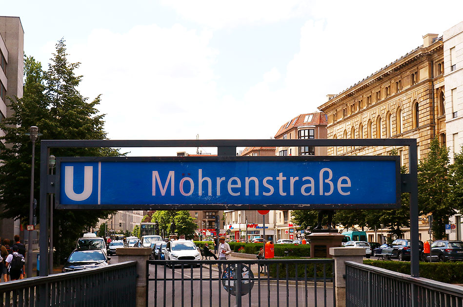 Der Bahnhof Mohrenstraße in Berlin, der Name Mohrenstraße gilt nun als rassistisch