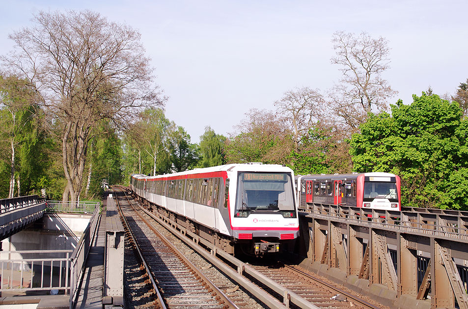 Die Hochbahn und Hamburger U-Bahn an der Kellinghusenstraße