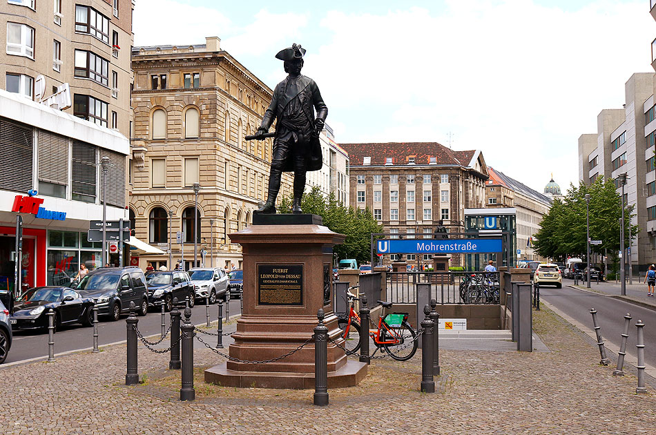 Der Bahnhof Mohrenstraße der Berliner U-Bahn mit einem Denkmal für Fürst Leopold von Dessau