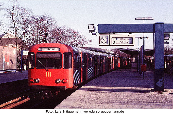 Hochbahn DT3 in der Haltestelle Kellinghusenstraße