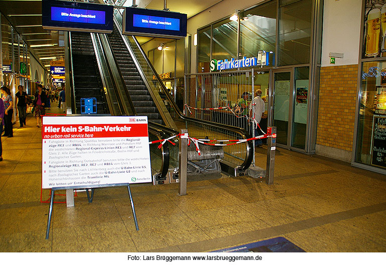 "Hier kein S-Bahn-Verkehr" so verkündeten Stellschilder den Ausfall der Berliner S-Bahn wegen Fahrzeugmangel.