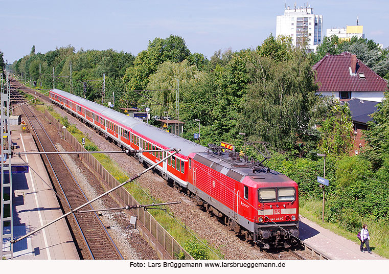 DB Baureihe 143 im Bahnhof Tornesch