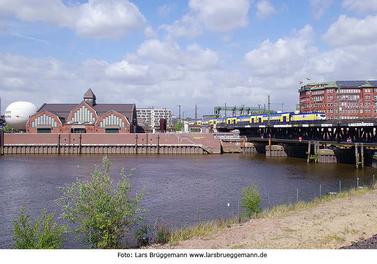 Ein Metronm auf der Oberhafenbrücke in Hamburg