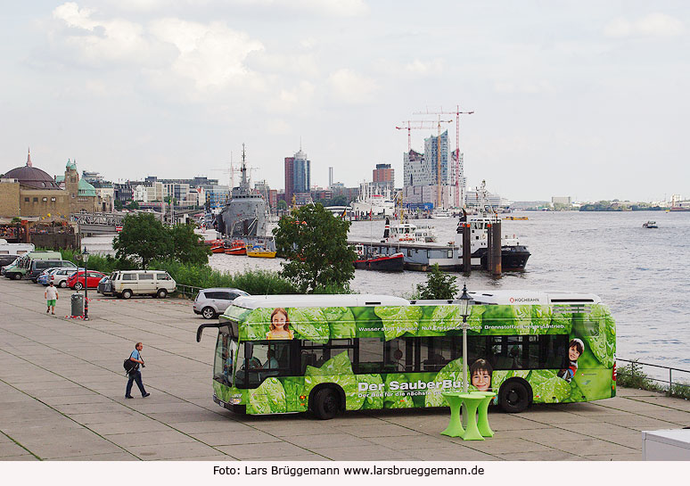 Ein "SauberBus" der Hochbahn - Ein Wasserstoffbus am Hamburger Fischmarkt