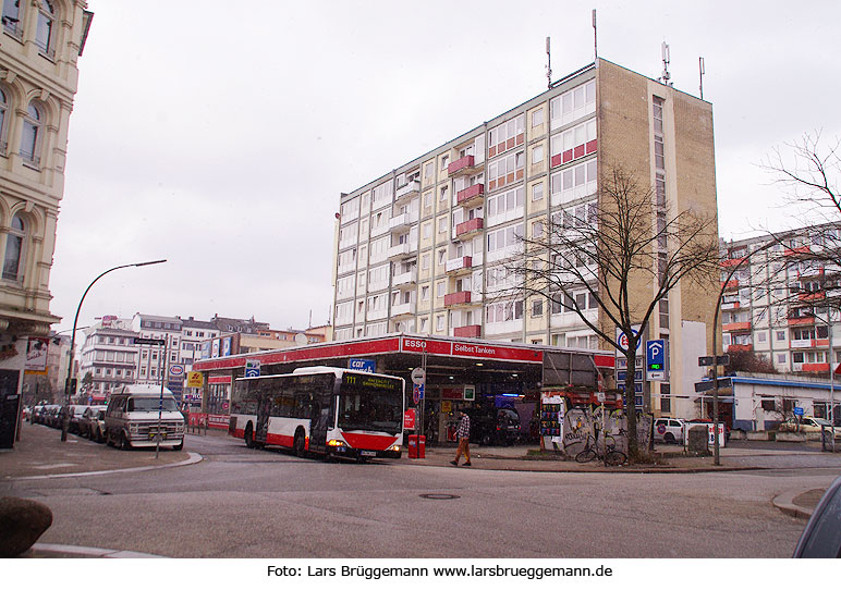 Hamburg St. Pauli Esso Häuser und Esso Tankstelle mit Bus der Linie 111