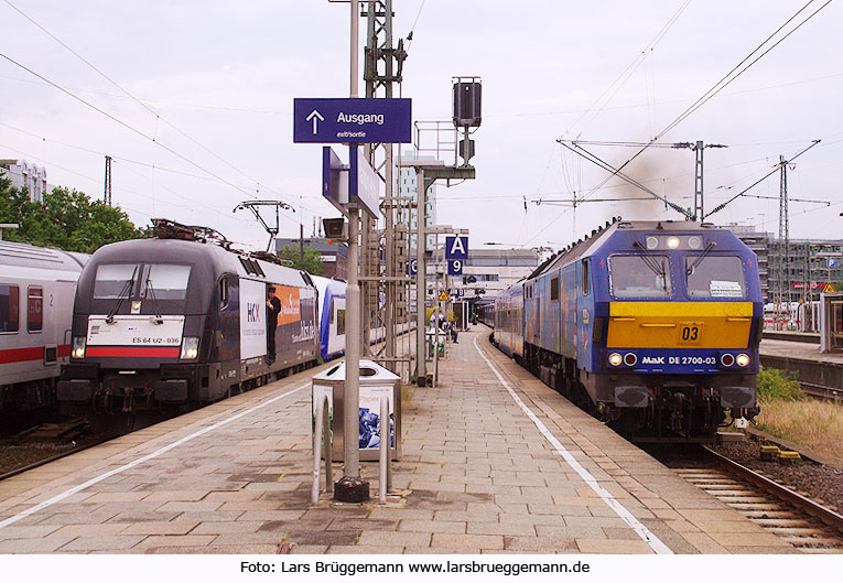 HKX durchgehend von Köln nach Westerland im Bahnhof Hamburg-Altona