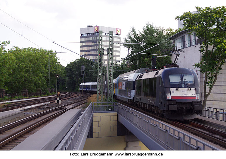 HKX in Hamburg nach Köln im Bahnhof Dammtor mit der ES 64 U2-034