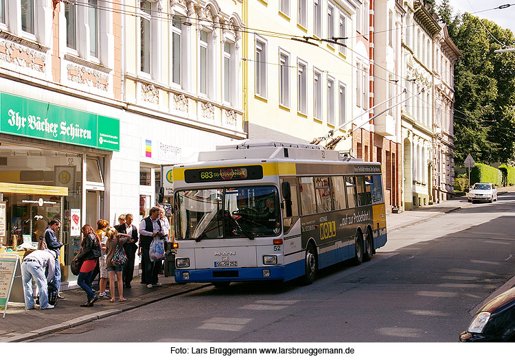 Obus Solingen in Wuppertal-Vohwinkel an der Schwebebahn