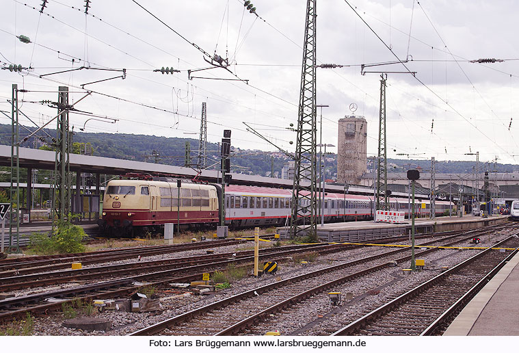 Eine Lok der Baureihe 103 in Stuttgart Hbf