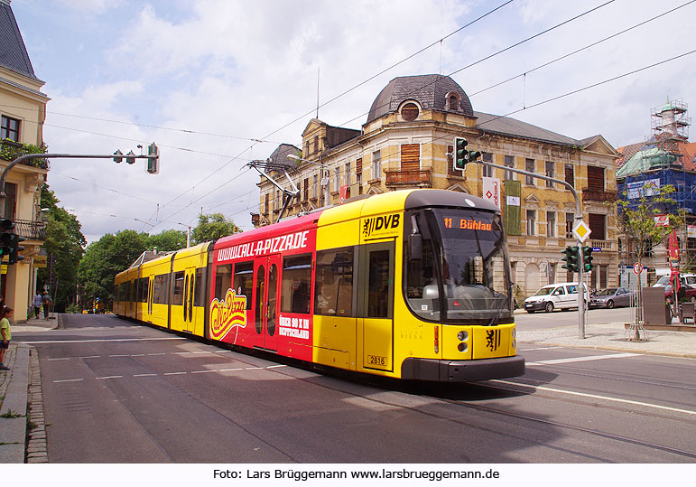 Haltestelle Plattleite in Dresden mit einer Straßenbahn