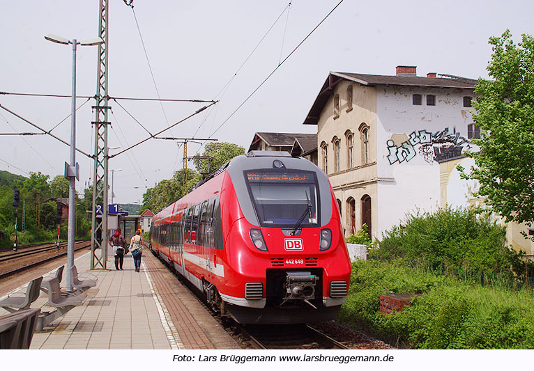 Bahnhof Cossebaude mit der Bau reihe 442