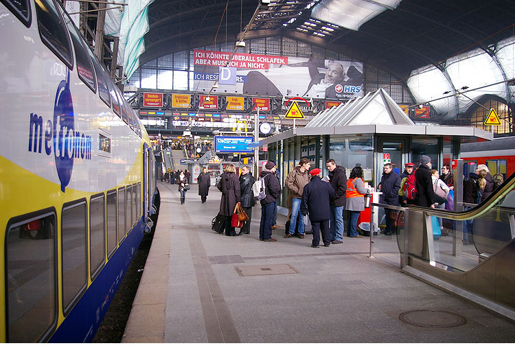 Fahrgäste während dem GDL-Streik im Hamburger Hbf