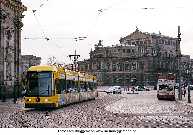 Die Straßenbahn in Dresden vor der Semperoper