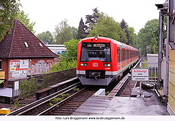 S-Bahn in Hamburg am Bahnhof Kornweg
