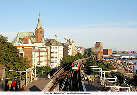 Eine U-Bahn an den Landungsbrücken