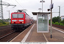 Eine Lok der Baureihe 143 im Bahnhof Dresden-Zschachwitz