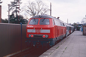 Eine Lok der Baureihe 218 im Bahnhof Reinbek
