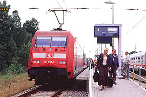 Eine Lok der Baureihe 101 im Bahnhof Binz auf Rügen