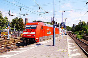 Eine Lok der Baureihe 101 in Bonn Hbf