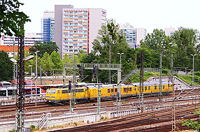 Ein Messzug in Dresden Hbf mit der 111 059