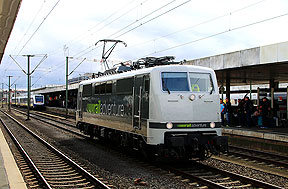Die 111 210 von Railadventure in Hannover Hbf