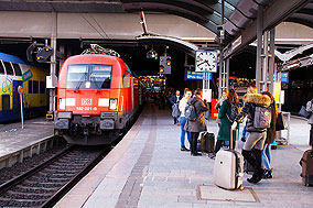 Eine Lok der Baureihe 182 mit einem IRE in Hamburg Hbf