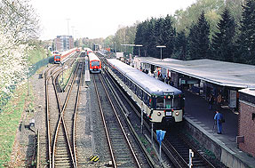 Der 471 001 von der Hamburger S-Bahn im Bahnhof Poppenbüttel