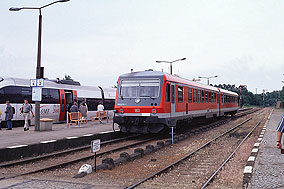 Im Bahnhof Neustrelitz Süd steht ein DB Triebwagen der Baureihe 628