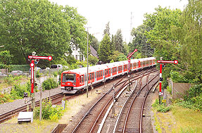 Ein S-Bahn-Vollzug der Baureihe 474 fährt in den Bahnhof Hamburg-Blankenese ein