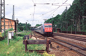 Eine Lok der Baureihe 101 im Bahnhof Radbruch mit einem IC