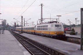 Eine Lok der Baureihe 103 in Stuttgart Hbf mit einem Lufthansa Airport Express