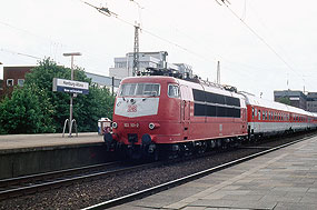 Eine Lok der Baureihe 103 in Hamburg-Altona