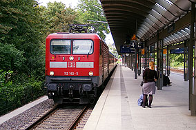 Eine Lok der Baureihe 112 in Hamburg Dammtor