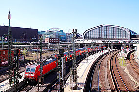 Eine Lok der Baureihe 146.2 in Hamburg Hbf