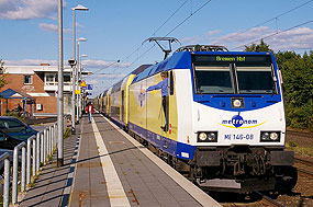 Die Metronom-Lok 146-08 im Bahnhof Scheeßel