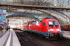 Eine Lok der Baureihe 182 in Berlin Hbf - Lok 182 008