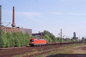DB Baureihe 182 mit einem Güterzug in Hamburg Unterelbe