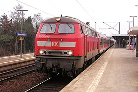 Eine Lok der Baureihe 218 im Bahnhof Hamburg-Neugraben - 218 108-9