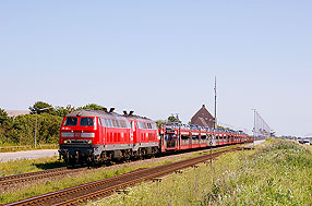 Zwei Loks der Baureihe 218 mit einem Autozug in Keitum auf Sylt