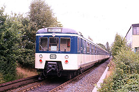 Eine S-Bahn der Baureihe 471 zwischen Hamburg-Rissen und Sülldorf