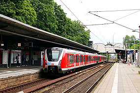 Eine S-Bahn der Baureihe 490 im Bahnhof Hamburg Hasselbrook